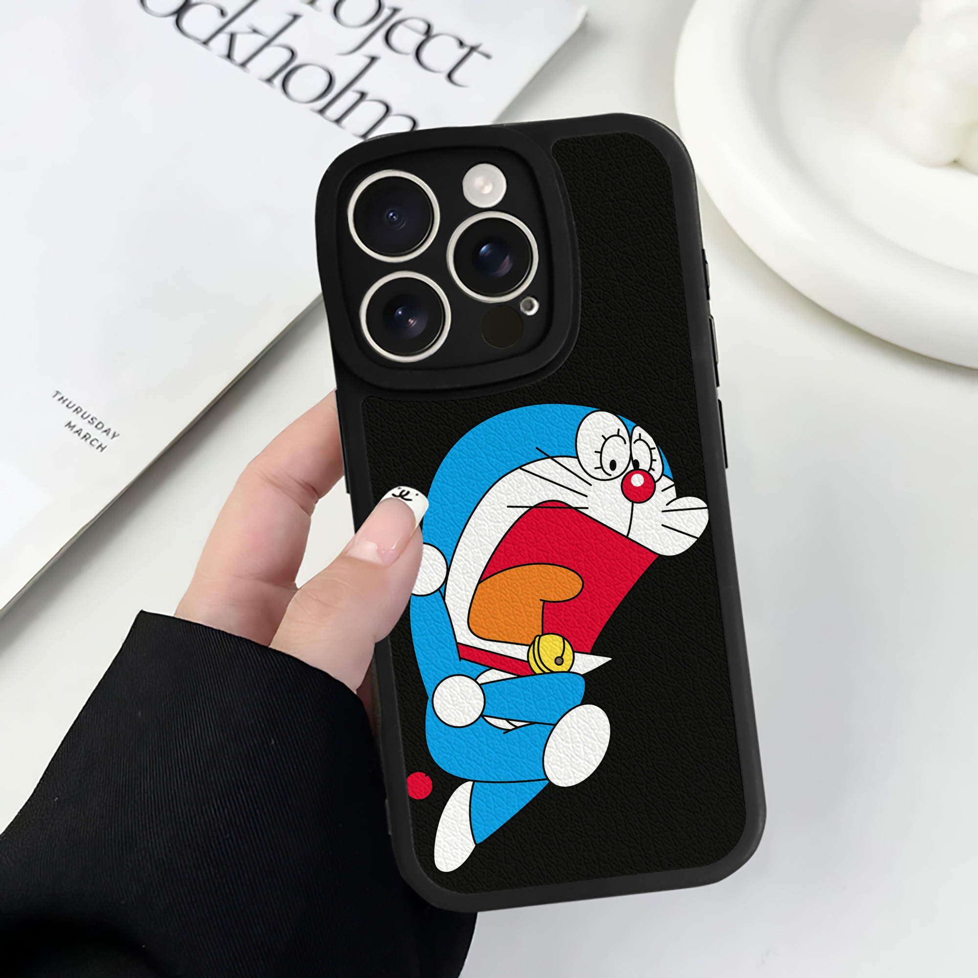 （画像用） ドラえもん Doraemon 【iPhone 16シリーズ対応】シリコンスマホケース（レザー調） 材質：シリコン